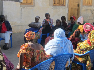 Miembros de la GIE PARASE constituida por mujeres en Hann debaten sus estrategias para la supervivencia económica y social 