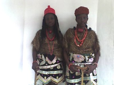 Dos señoras en su traje tradicional
