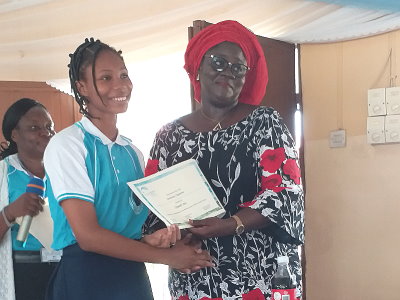 Joy Ojokoh bekommt ihre Ehrenurkunde