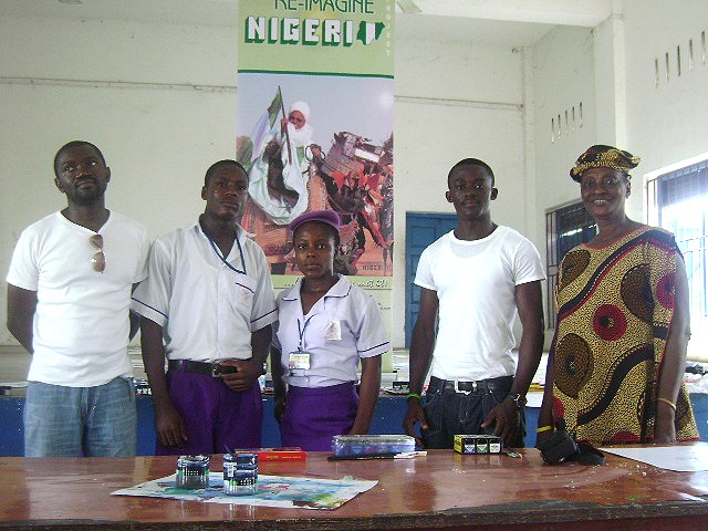 Alúmnos de la escuela comunitaria secondaria en Abuloma con la Profesora Stella Williams (Foto cortesía Nduwhite)
