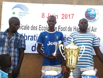 Alassane Diallo (in the middle) during the celebration of the winners