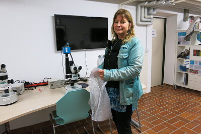 Katrin Knickmeier nel laboratorio per le analisi della plastica