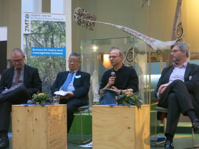 Los panelistas en el Übersee-Museum Bremen - Lutz Möller, Chua Thia-Eng, Christoph Spehr and Kristofer Du Rietz