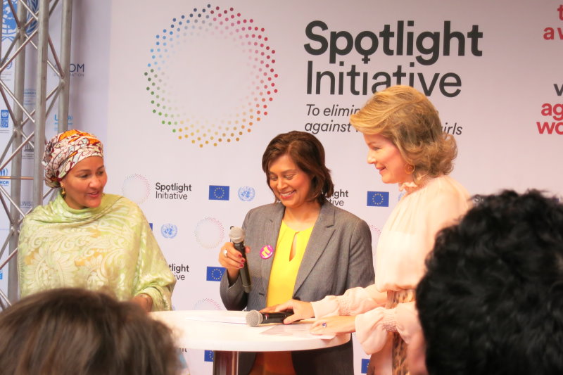 Königin Mathilde (rechts) und Amina Mohanned (links) haben an einem Sonderstand die gemeinsame UN-EU-Spotlight-Initiative gegen Gewalt an Frauen gefördert