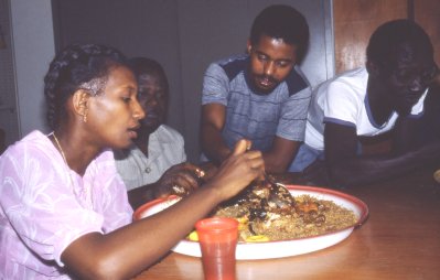 Una comida tradicional compartida de couscous con el thiof en el 1984 (Foto CE Nauen)