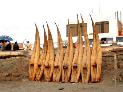 Abb. 6: Binsenboote heutzutage am Strand von Huanchaco