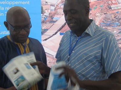 A. Sall zeigt Herrn Kaba von der Union der Fischer in Guinea die Unterrichtshilfen