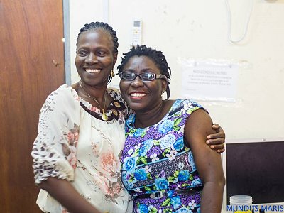 Tomi Solanke und Mercy Adeogun (l) freuen sich an dem starken Engagement der Teilnehmer